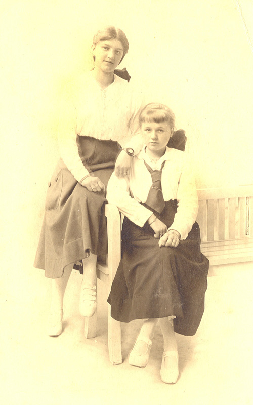 1925 Twee onbekende meisjes op bank