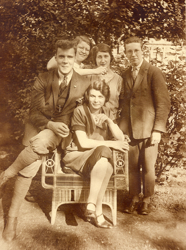 1926 Clazien en Hendrika met drie vreemden