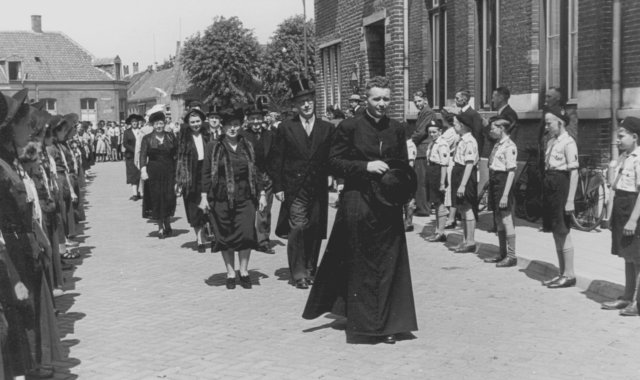 c1950_wandeling_door_dorp.jpg