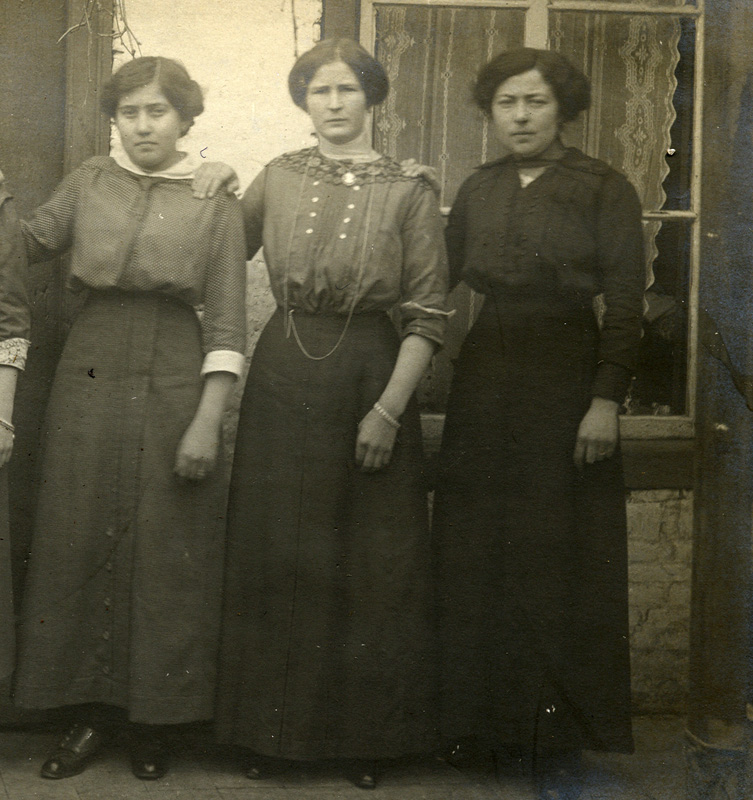 1915 drieka simons onbekend en mien van asten winkeljuffen