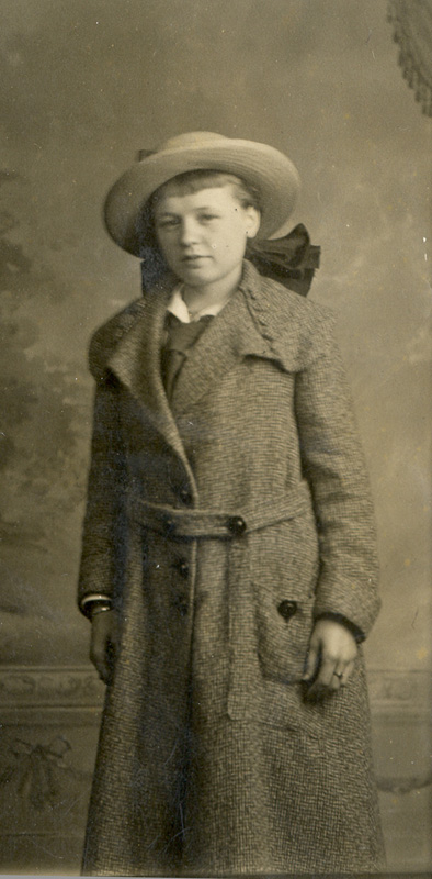 1917 Meisje met tekst heuvelstraat 46