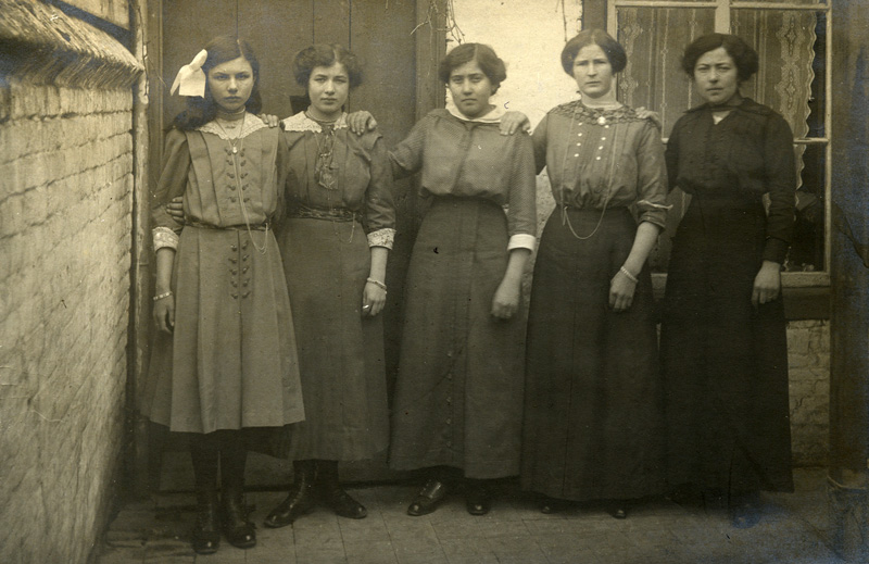 1919 Clasien en marietje van hout Drieka Simons onbekend en Mien van Asten