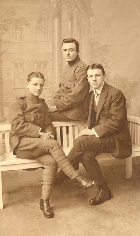 1919_ joh_ v hout_met_ twee_ vrienden