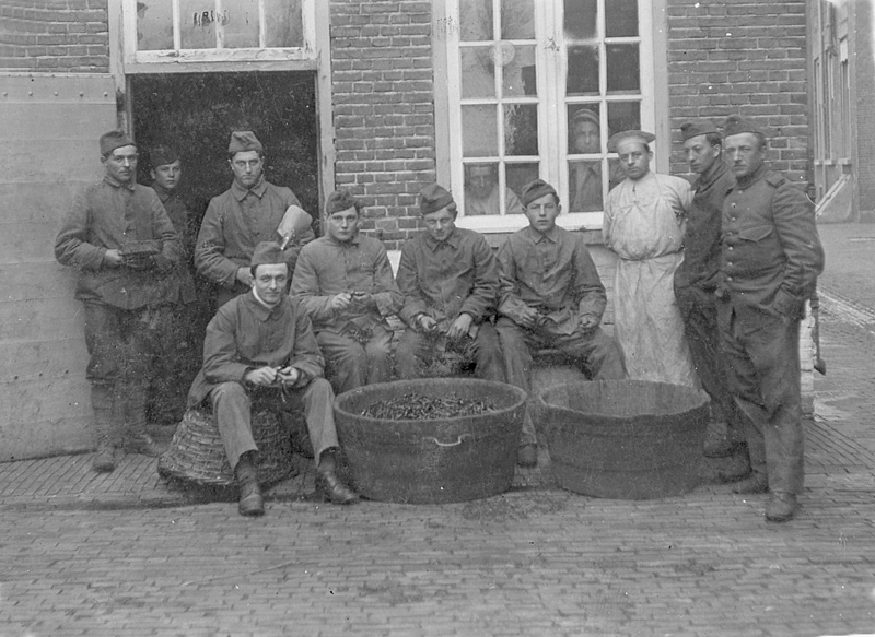1919_soldaat_ vhout_ schilt_ de_ aardappels