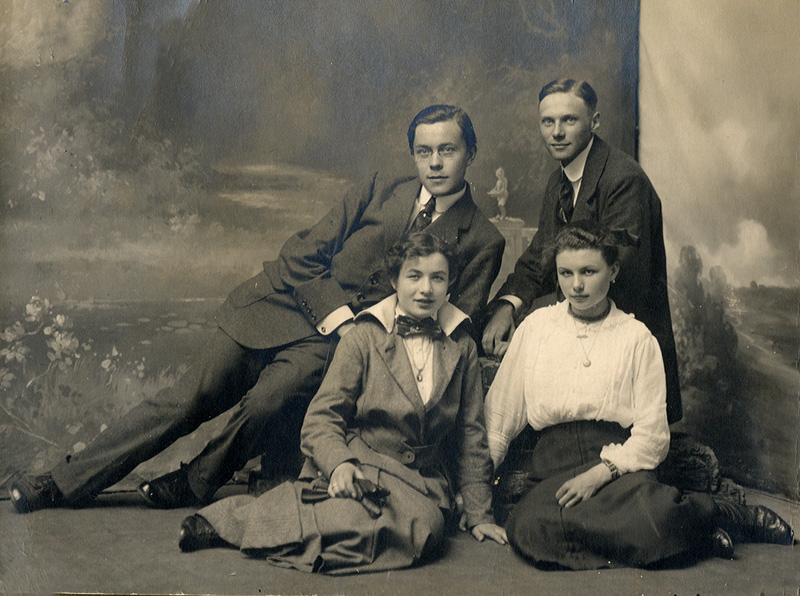 1920 Op voorgrond Marietje en Clazien van Hout